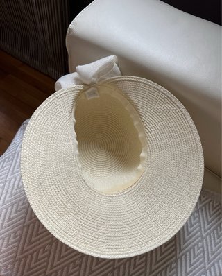 Sombrero de playa beige con cinta blanca
