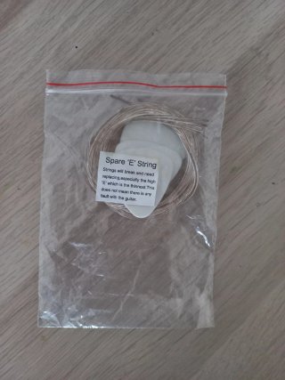 Guitarra Infantil Rosa con funda, correa y púas