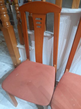 Juego de 4 sillas de madera y tela