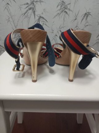 Sandalias de tacón con tiras