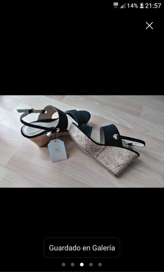 Sandalias negras de tiras