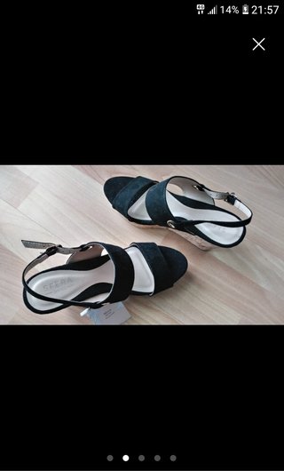 Sandalias negras de tiras