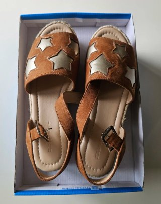 Sandalias cuña Mustang estrellas T38 sin estrenar