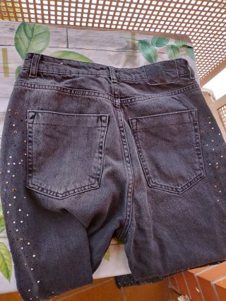 Pantalón vaquero Zara con pedrería T.36