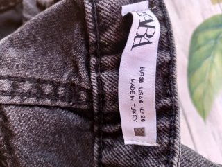 Pantalón vaquero Zara con pedrería T.36