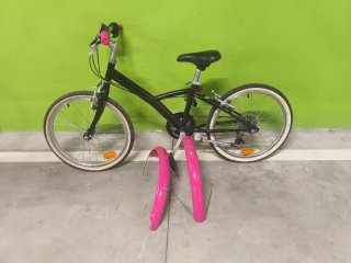Bicicleta niña negra con guardabarros rosa