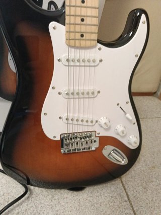 Pack Guitarra Eléctrica Squier Stratocaster + Ampl