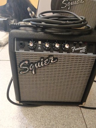 Pack Guitarra Eléctrica Squier Stratocaster + Ampl