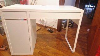 Escritorio blanco con cajón y patas metálicas
