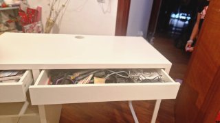 Escritorio blanco con cajón y patas metálicas