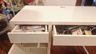 Escritorio blanco con cajón y patas metálicas