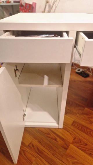 Escritorio blanco con cajón y patas metálicas