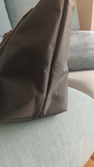 Bolsa de mano en gris remates amarillos