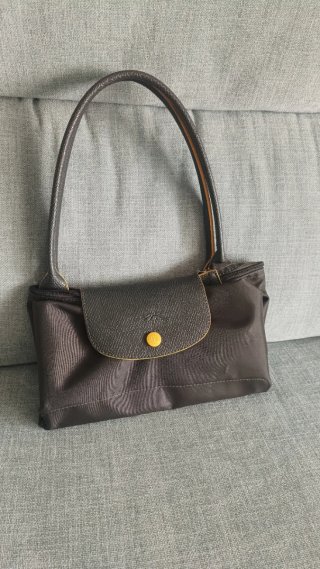 Bolsa de mano en gris remates amarillos