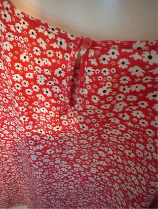 Blusa estampada flores roja y blanca