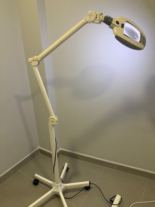 Lámpara lupa LED profesional con pie y ruedas