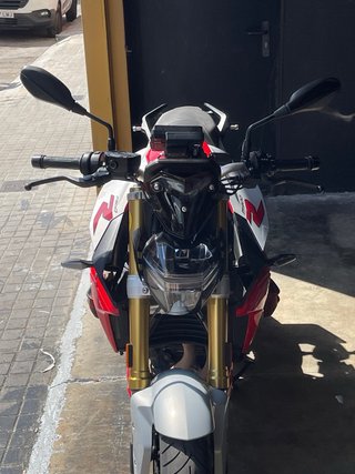 BMW F900 R Naked Roja y Blanca