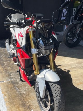 BMW F900 R Naked Roja y Blanca