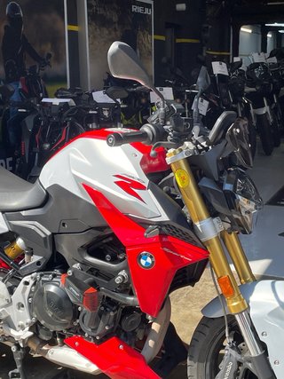 BMW F900 R Naked Roja y Blanca