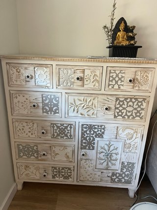 Cómoda recibidor blanca y dorada