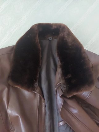 Cazadora de piel marrón con cuello de mutón.