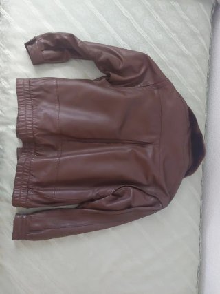 Cazadora de piel marrón con cuello de mutón.