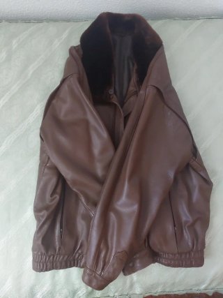 Cazadora de piel marrón con cuello de mutón.