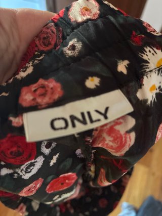 Pantalón corto floral negro y rojo