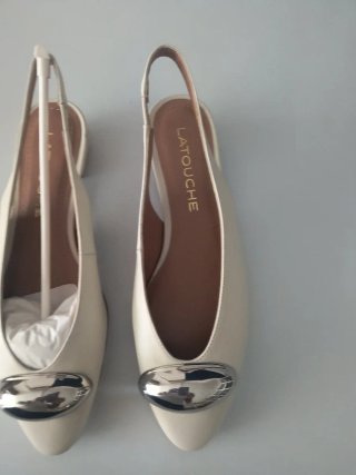 Zapatos blancos con detalle plateado