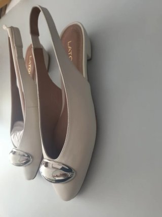 Zapatos blancos con detalle plateado