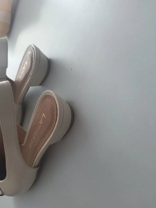 Zapatos blancos con detalle plateado