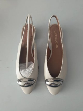 Zapatos blancos con detalle plateado