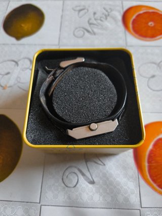Reloj cuadrado negro y plateado