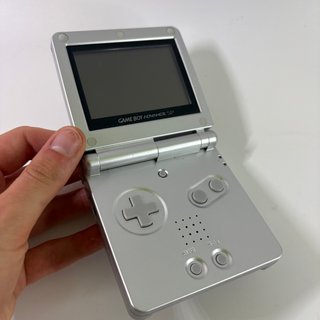 Game Boy Advance SP con pokemon rubino italiano