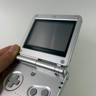 Game Boy Advance SP con pokemon rubino italiano