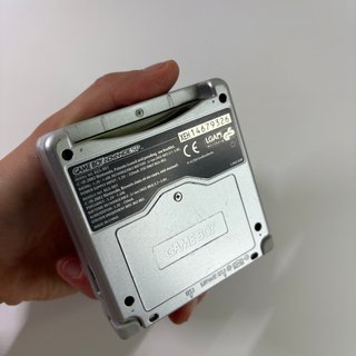 Game Boy Advance SP con pokemon rubino italiano