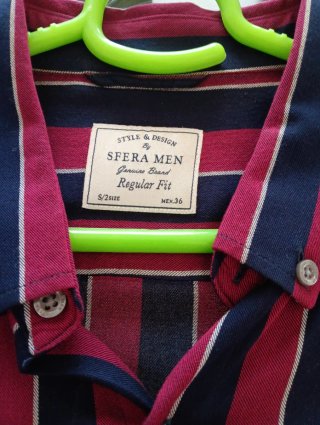 Camisa de rayas rojas y azules