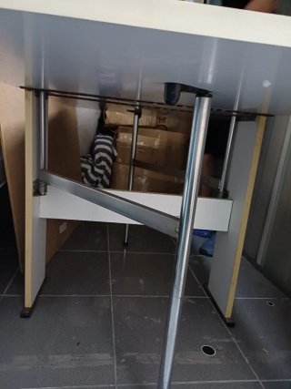 Tavolo pieghevole in legno bianco
