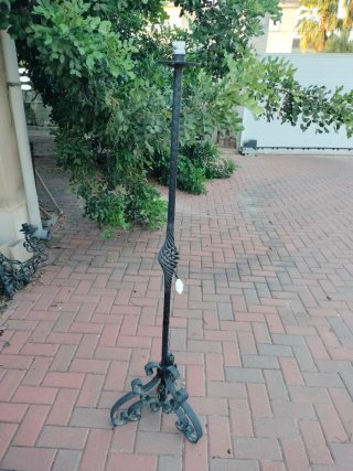 Lámpara de pie forja antigua