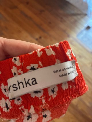 Falda asimétrica floral roja