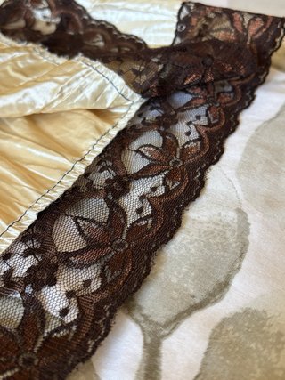 Blusa vaporosa con encaje y detalles