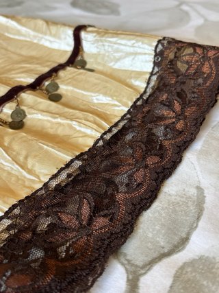 Blusa vaporosa con encaje y detalles