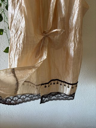 Blusa vaporosa con encaje y detalles
