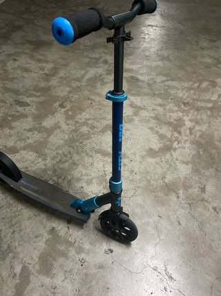 Patín azul y negro