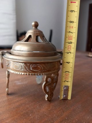 Pequeño incensario antiguo de latón