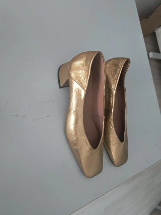 Zapatos dorados tacón cuadrado