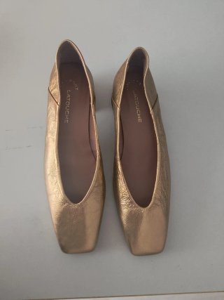 Zapatos dorados tacón cuadrado