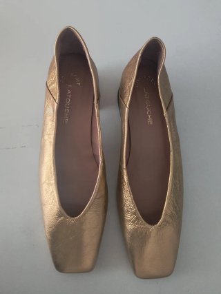 Zapatos dorados tacón cuadrado
