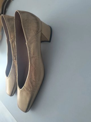 Zapatos dorados tacón cuadrado