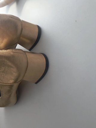 Zapatos dorados tacón cuadrado